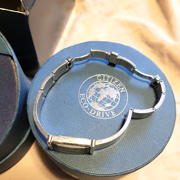 WOMEN'S CITIZEN ECO-DRIVE BANGLE WATCH EUC - Picture 6 of 16